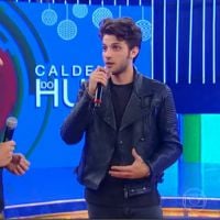 Chay Suede canta no 'Caldeirão' e chora com o ídolo Caetano Veloso no palco