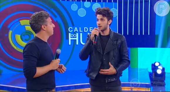 Chay Suede foi surpreendido com a presença de Caetano Veloso no palco do "Caldeirão do Huck", neste sábado, 20 de dezembro de 2014