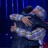 Chay Suede não se segurou e deu um abraço apertado em Caetano Veloso, de quem é grande fã