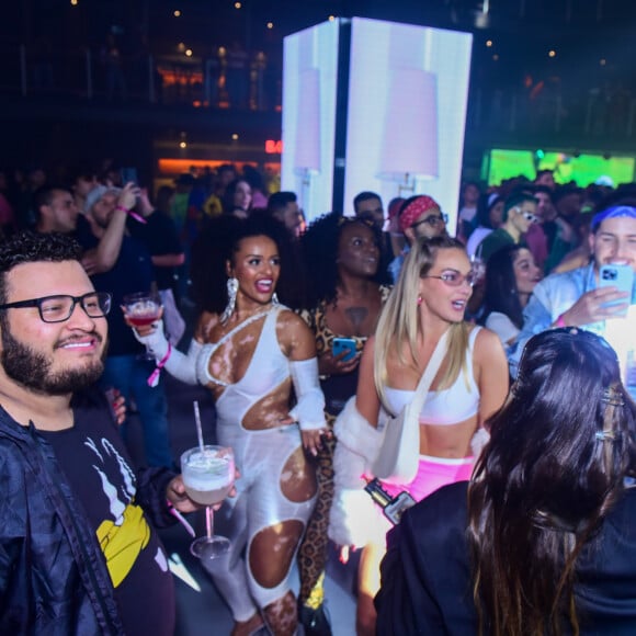 Viih Tube convida ex-BBBs para festa de aniversário