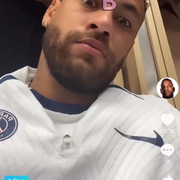 Neymar se chocou ao ver a letra B na tela ao som de 'Que Saudade do Meu Ex'