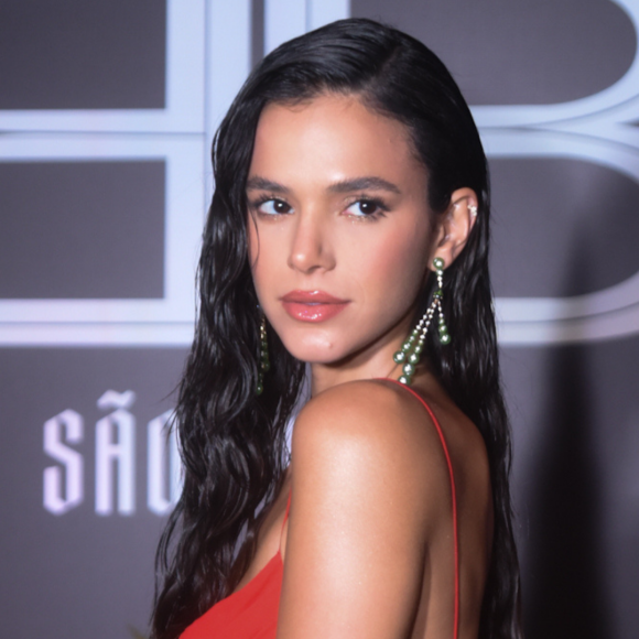 Bruna Marquezine desfilou seu look com direito a vestido vermelho no Baile do BB