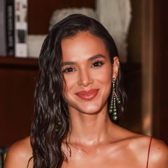 Bruna Marquezine: cabelos ondulados e alongamento dos fios deram um toque de sereismo à produção