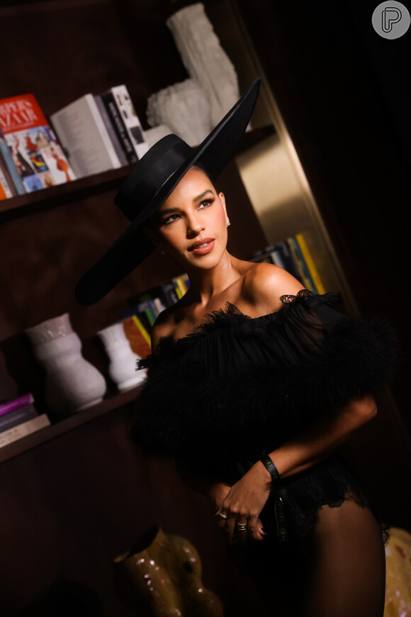 Mariana Rios com chapeu e transparência em look cheio de personalidade YSL