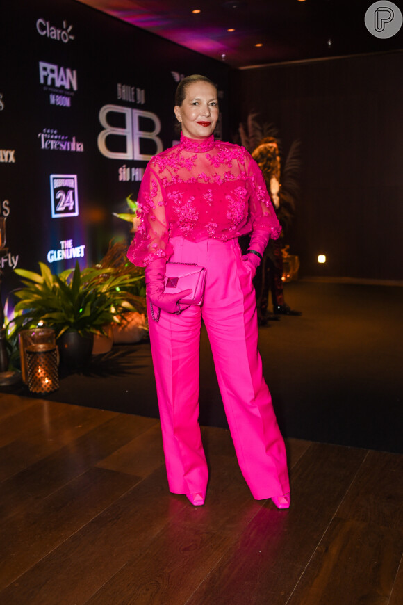 Donata Meirelles também apostou na estética Barbiecore ao escolher um look cor-de-rosa vibrante