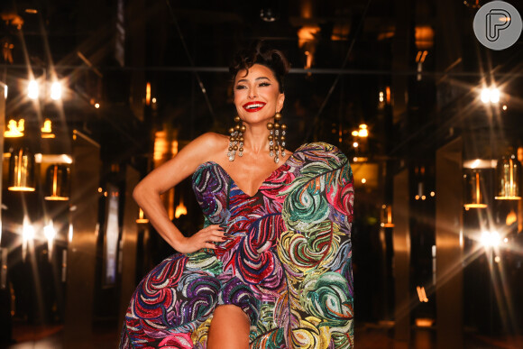 Sabrina Sato poderosa, exuberante e vibrante com um vestido Area