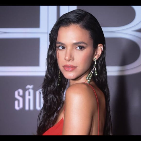 Bruna Marquezine é lembrada em foto de Jakelyne Oliveira e web cita Neymar