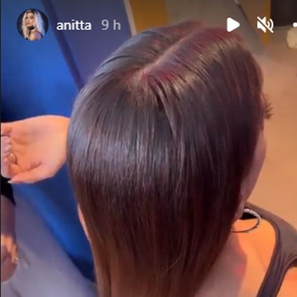 Recentemente, Anitta também viralizou ao beber demais e cortar o cabelo na festa
