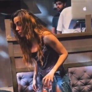 Na balada, Anitta surgiu em um vídeo travada de bêbada