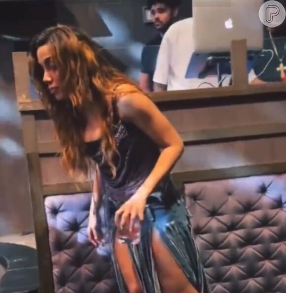Na balada, Anitta surgiu em um vídeo travada de bêbada