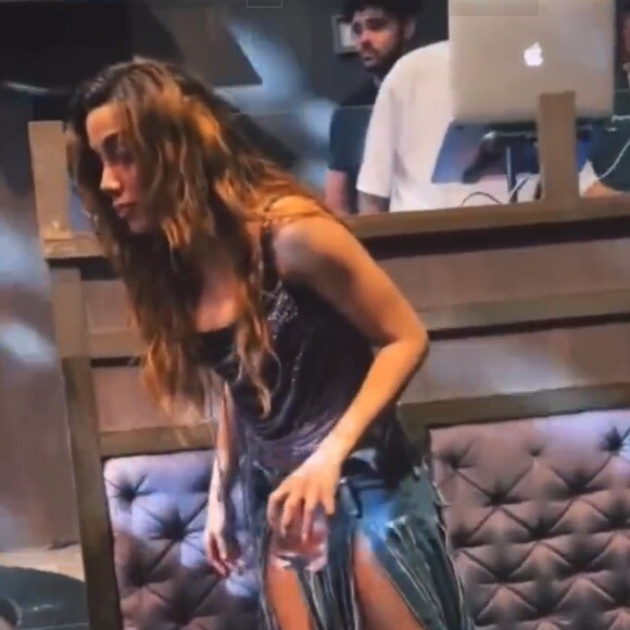 Na balada, Anitta surgiu em um vídeo travada de bêbada