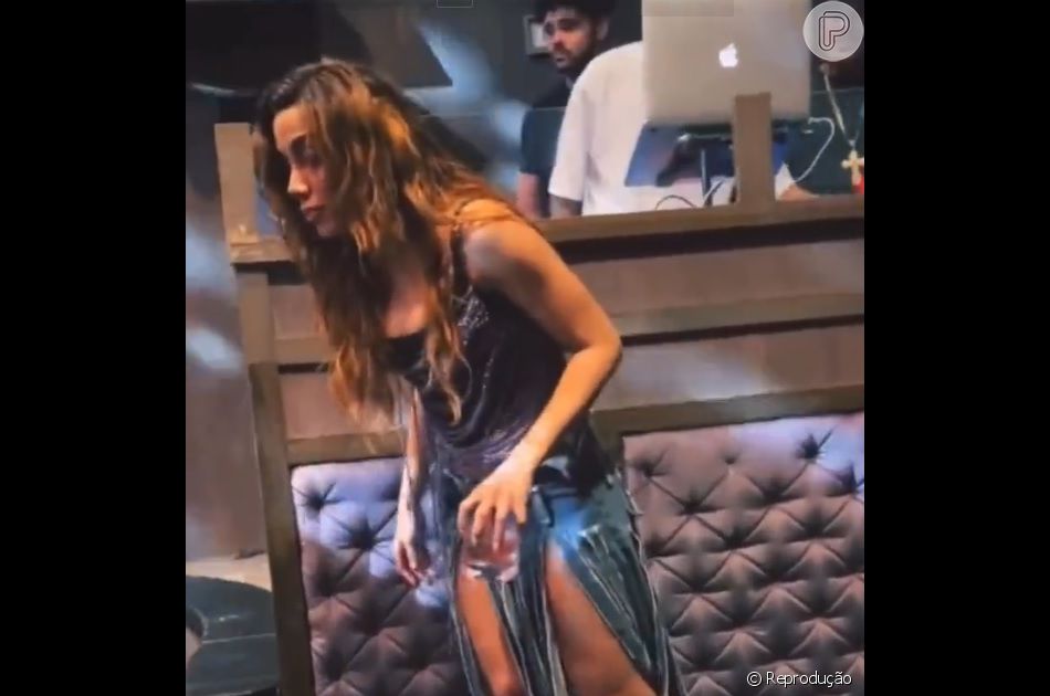 Na balada, Anitta surgiu em um vídeo travada de bêbada