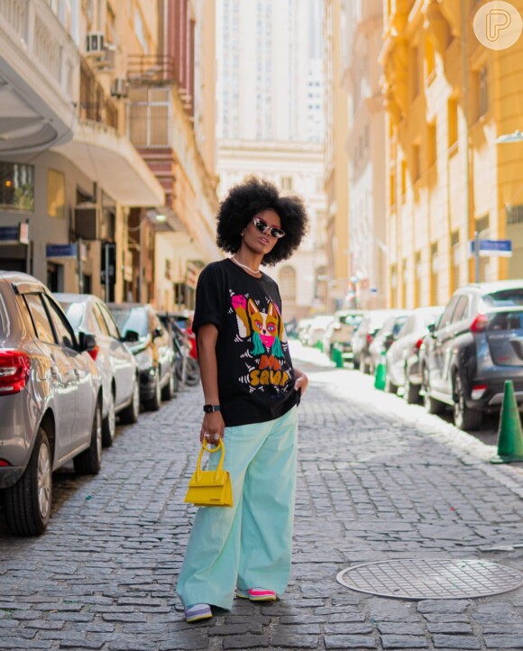 Tênis, jeans wide e t-shirt oversized: essa inspiração de look para o Rock in Rio vai garantir muito conforto