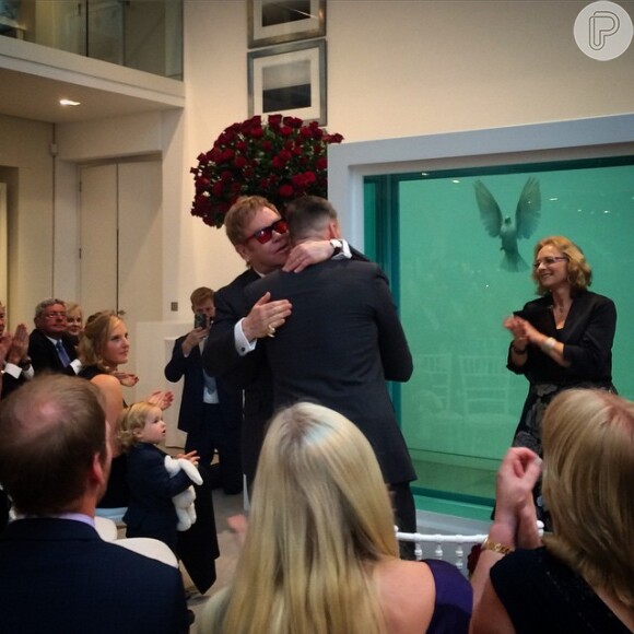 Depois de 21 anos juntos, Elton John e David Furnish puderam celebrar a união em uma cerimônia tradicional após a Inglaterra passar a permitir casamento gay