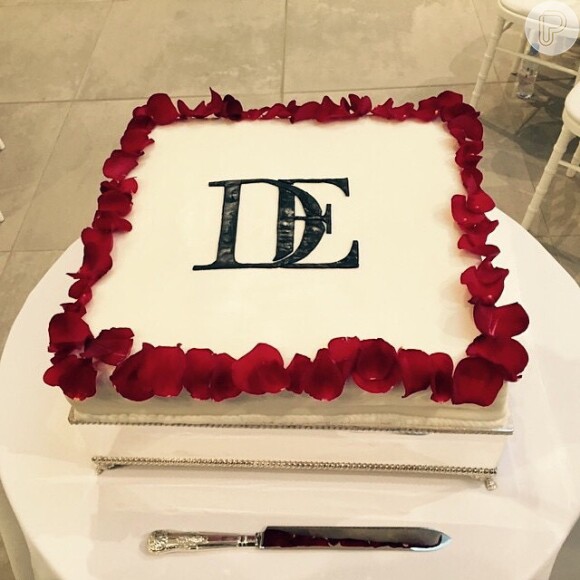 O bolo ganhou as iniciais de Elton John e David Furnish e também foi enfeitado com pétalas vermelhas