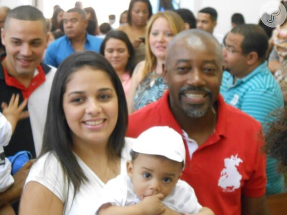 Nando posa com a mulher, Flávia Camara, e o filho, Davi, de oito meses, no batizado do menino, na Igreja Matriz de São Jorge, em Quintino, em 23 de março de 2013
