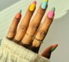 Unhas francesinhas coloridas: esse modelo tira do básico a versão tradicional de nail art