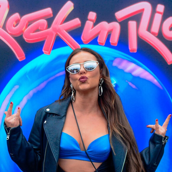 Paolla Oliveira apostou em um look sexy para curtir o Rock in Rio