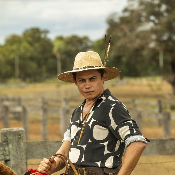 Zaquieu vai se declarar a Alcides, na novela 'Pantanal': 'Percebi que o que eu sinto por você, Alcides... Não é nada parecido com o que eu jamais senti por outra pessoa...'