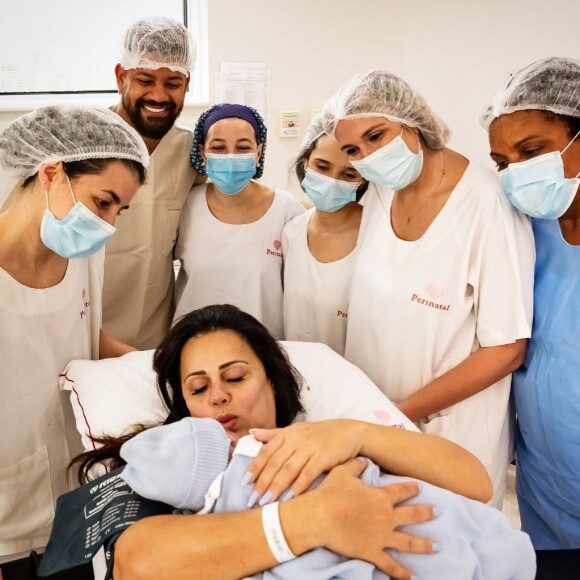 Com o filho nos braços, Viviane Araujo realiza o maior sonho de sua vida!