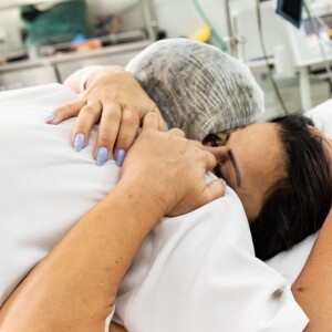 Na mesa de parto, Viviane Araujo abraça a obstetra que cuidou dela durante toda a gestação, a Dra. Danielle Deveza