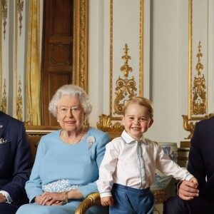 Príncipe William, a Rainha Elizabeth II, o agora Rei Charles III e o Príncipe George em foto de quando o filho caçula de William era bebê