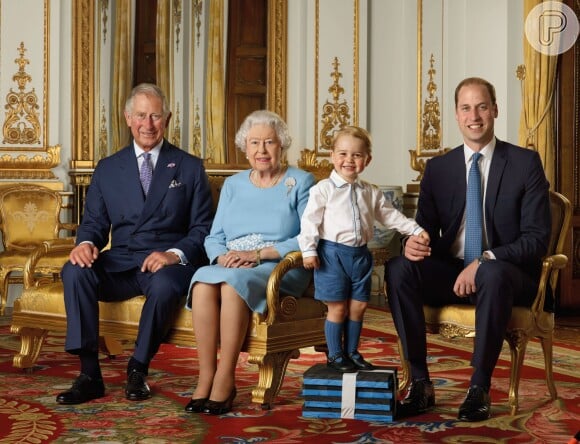 Príncipe William, a Rainha Elizabeth II, o agora Rei Charles III e o Príncipe George em foto de quando o filho caçula de William era bebê