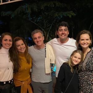 Namorada de Fernanda Souza e a atriz em foto com Bruno de Lucca, Luciano Huck, Fernanda Rodrigues e a filha da atriz