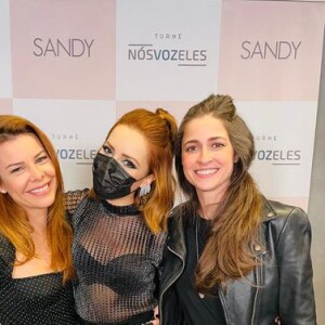 Fernanda Souza e a namorada, Eduarda Porto, combinaram look ao irem ao show de Sandy