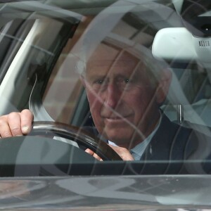  O Rei Charles III não toca nos objetos que estão em seu carro e sob a mesa de trabalho, o que poderia explicar a reação dele por conta da caneta