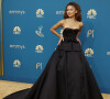 O vestido de Zendaya no Emmy 2022 é um Valentino: a atriz escolheu uma peça em tom neutro e cheia de estilo