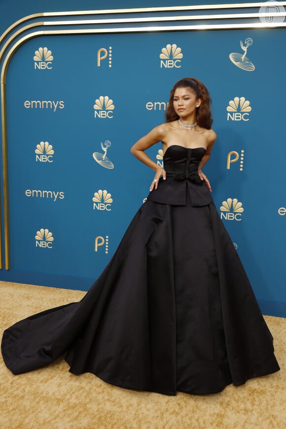 O vestido de Zendaya no Emmy 2022 é um Valentino: a atriz escolheu uma peça em tom neutro e cheia de estilo