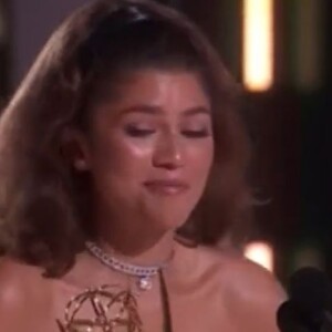 Zendaya ficou emocionada ao fazer seu discurso como vencedora do Emmy 2022 e citou a importância de ter conhecido histórias de pessoas que sofreram com a dependência química