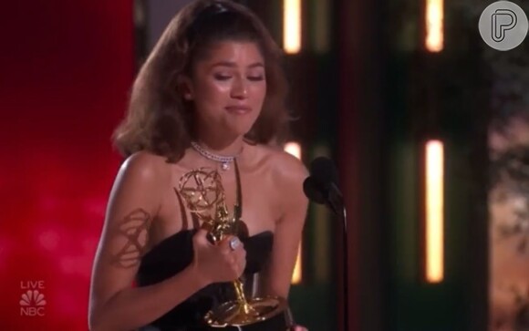 Zendaya ficou emocionada ao fazer seu discurso como vencedora do Emmy 2022 e citou a importância de ter conhecido histórias de pessoas que sofreram com a dependência química