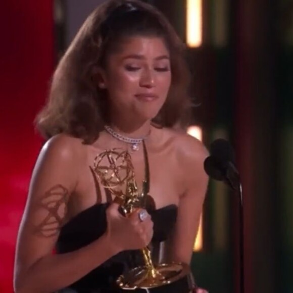 Zendaya ficou emocionada ao fazer seu discurso como vencedora do Emmy 2022 e citou a importância de ter conhecido histórias de pessoas que sofreram com a dependência química