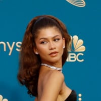 Zendaya no Emmy 2022: em vestido preto e penteado inspirado em ícone de Hollywood, atriz quebra recorde