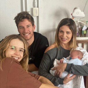 Sheila Mello foi conhecer os gêmeos de Isabella Scherer, que são seus 'netinhos'