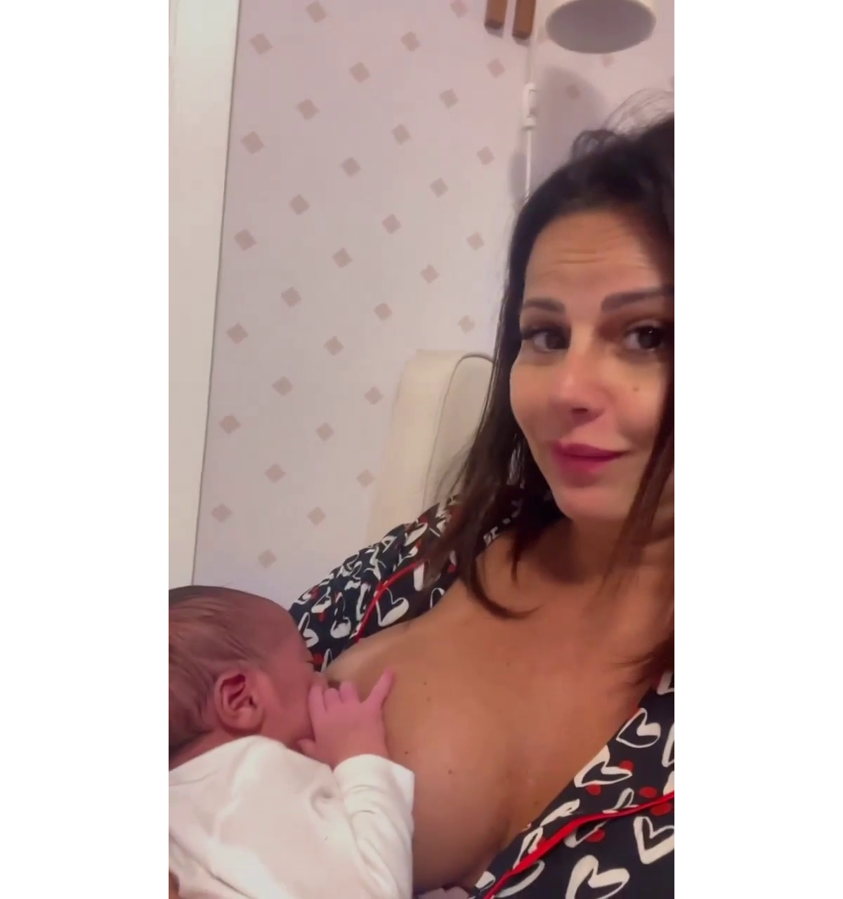 Foto: Viviane Araujo publicou diversos vídeos onde aparece amamentando o  filho, Joaquim - Purepeople