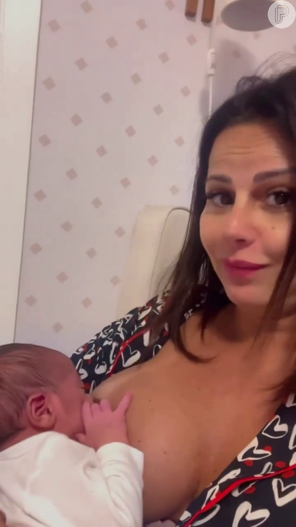 Viviane Araujo publicou diversos vídeos onde aparece amamentando o filho, Joaquim
