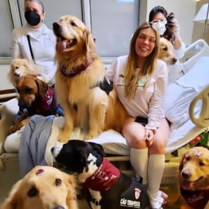 Internada para as sessões de quimioterapia, Simony recebeu a visita de vários cães durante o seu tratamento