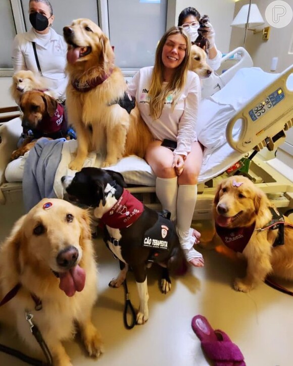 Internada para as sessões de quimioterapia, Simony recebeu a visita de vários cães durante o seu tratamento