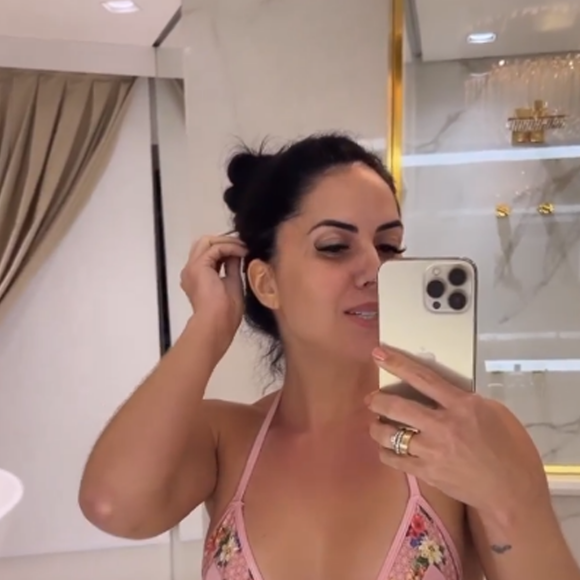 De biquíni, Graciele Lacerda fez um bronzeamento em casa