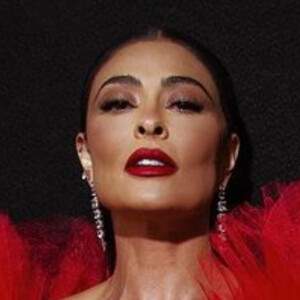 Juliana Paes dispensa sutiã para gravação do 'Domingão com Huck'
 