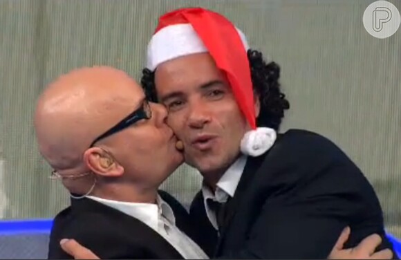 Marco Luque ganhou um beijo do amigo Marcelo Tas