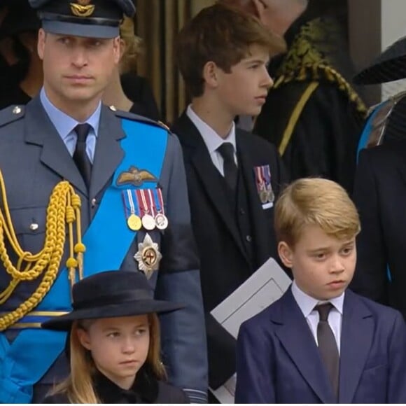 Príncipe George e Princesa Charlotte se emocionaram durante funeral de Rainha Elizabeth II