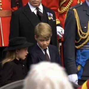 Princesa Charlotte também chamou atenção ao dar dica de protocolo a George