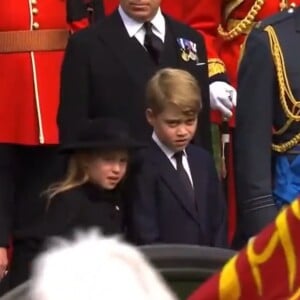 Princesa Charlotte relembrou a George que eles deveriam se curvar quando o caixão passasse