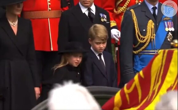 Princesa Charlotte relembrou a George que eles deveriam se curvar quando o caixão passasse