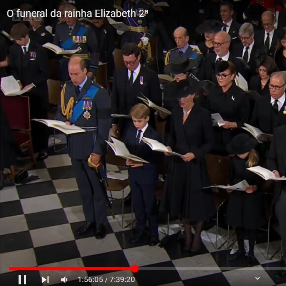 Príncipe George se emocionou durante a missa da bisavó