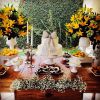 Vanessa Giácomo mostrou o bolo de seu casamento, todo branco, de dois andares e com um grande laço enfeitando, além de parte da decoração da cerimônia, que contou com flores amarelas e brancas